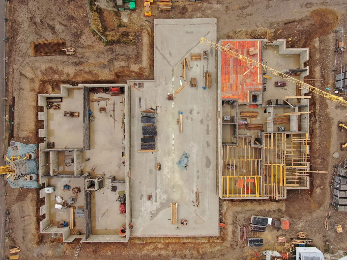Neubau-Baustelle aus der Senkrechten dokumentiert