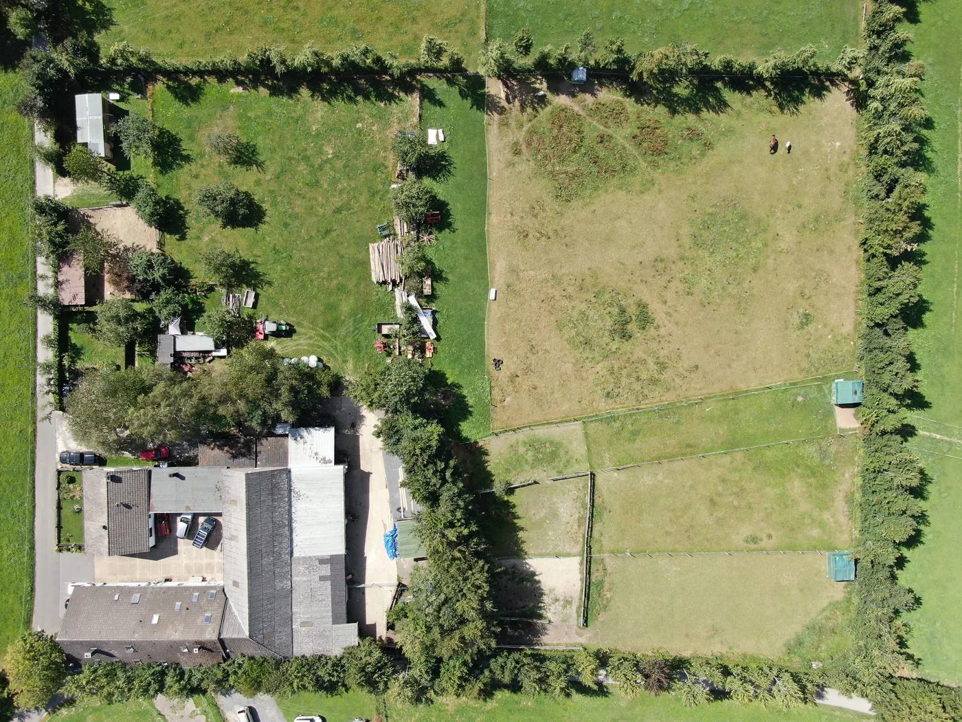 Wohnhaus mit Garten und Grundstücksgrenzen aus der Senkrechten aufgenommen