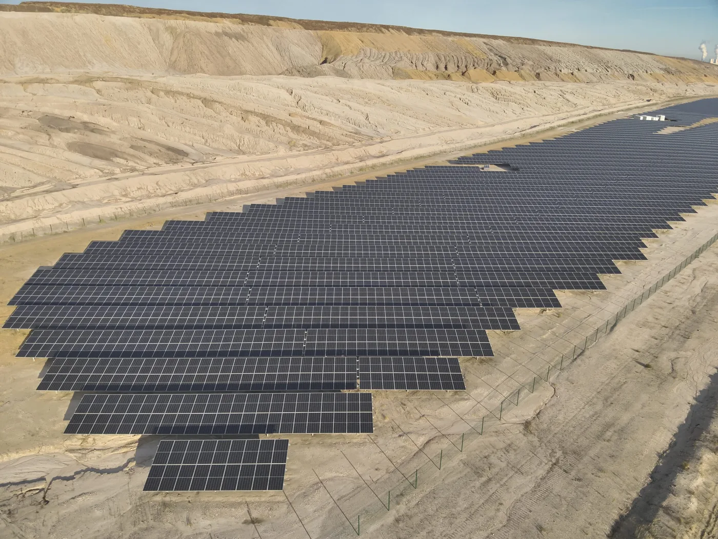 Photovoltaik-Freiflächenanlage aus der Luft im Wärmebild geprüft