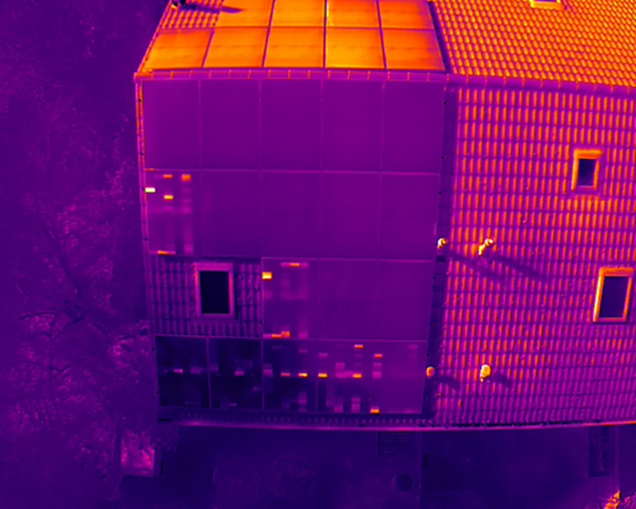 Dasselbe Haus im Wärmebild, mehrere Module heben sich als helle Punkte ab